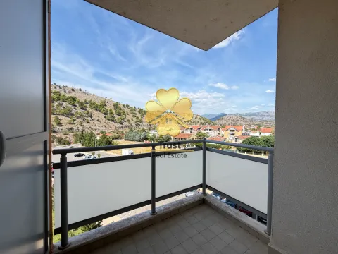Pogled sa terase na naselje i okolna brda. - image 7