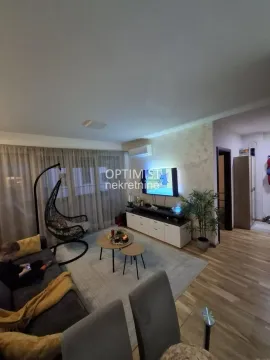 Dnevna soba sa garniturom, TV-om i trpezarijskim stolom. - image 13
