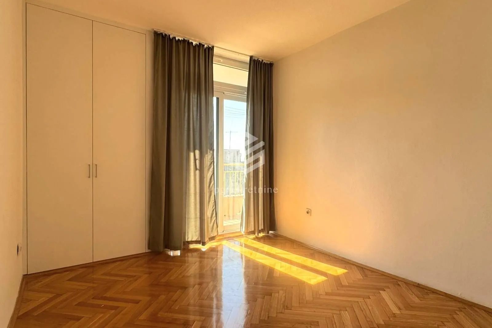 Izdavanje, dvosoban stan, 75m², Pobrežje, Podgorica