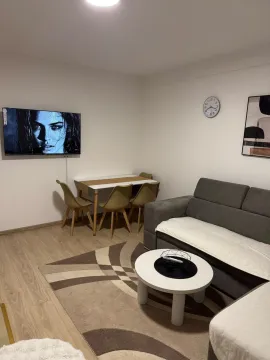 Namještena dnevna soba sa garniturom, stočićem, trpezarijskim stolom i televizorom. - image 2