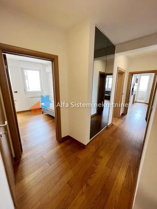 Izdavanje, četvorosoban stan, 80m², Savski Venac, Beograd