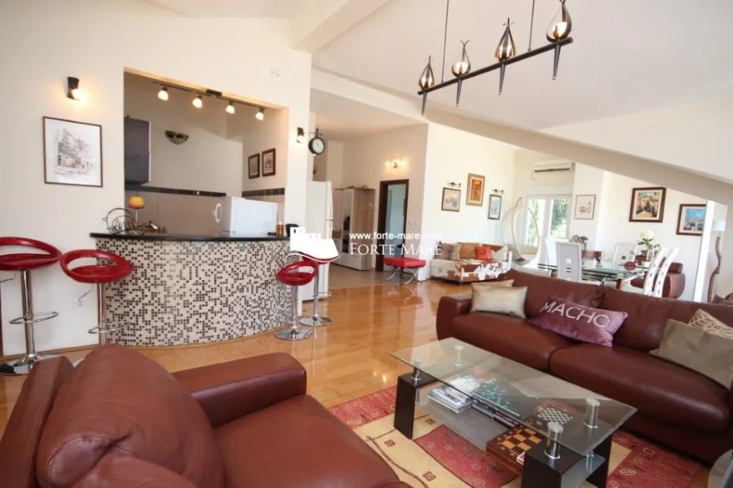 Sale, four bedroom apartment, 127m², Njivice, Herceg Novi