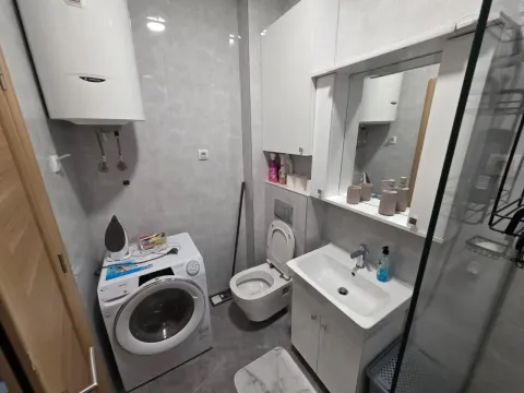 Kompaktno opremljeno kupatilo sa veš mašinom i bojlerom. - image 7