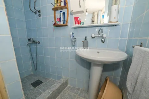 Manje kupatilo obloženo pločicama sa tuš-kabinom i umivaonikom. - image 11
