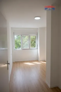 Prazna soba sa laminatom i belim zidovima. - image 4