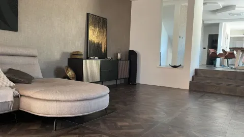 Moderan dnevni boravak sa garniturom i komodom. - image 11