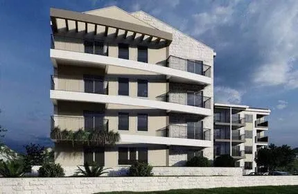 Spoljašnji izgled višespratne stambene zgrade sa balkonima.