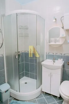 Manje kupatilo sa tuš kabinom, umivaonikom i toaletom. - image 5