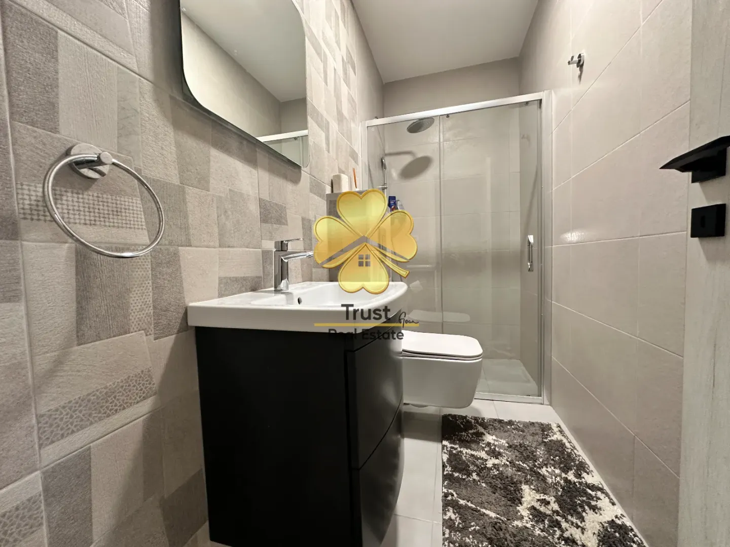 Modernly equipped bathroom with a shower cabin.