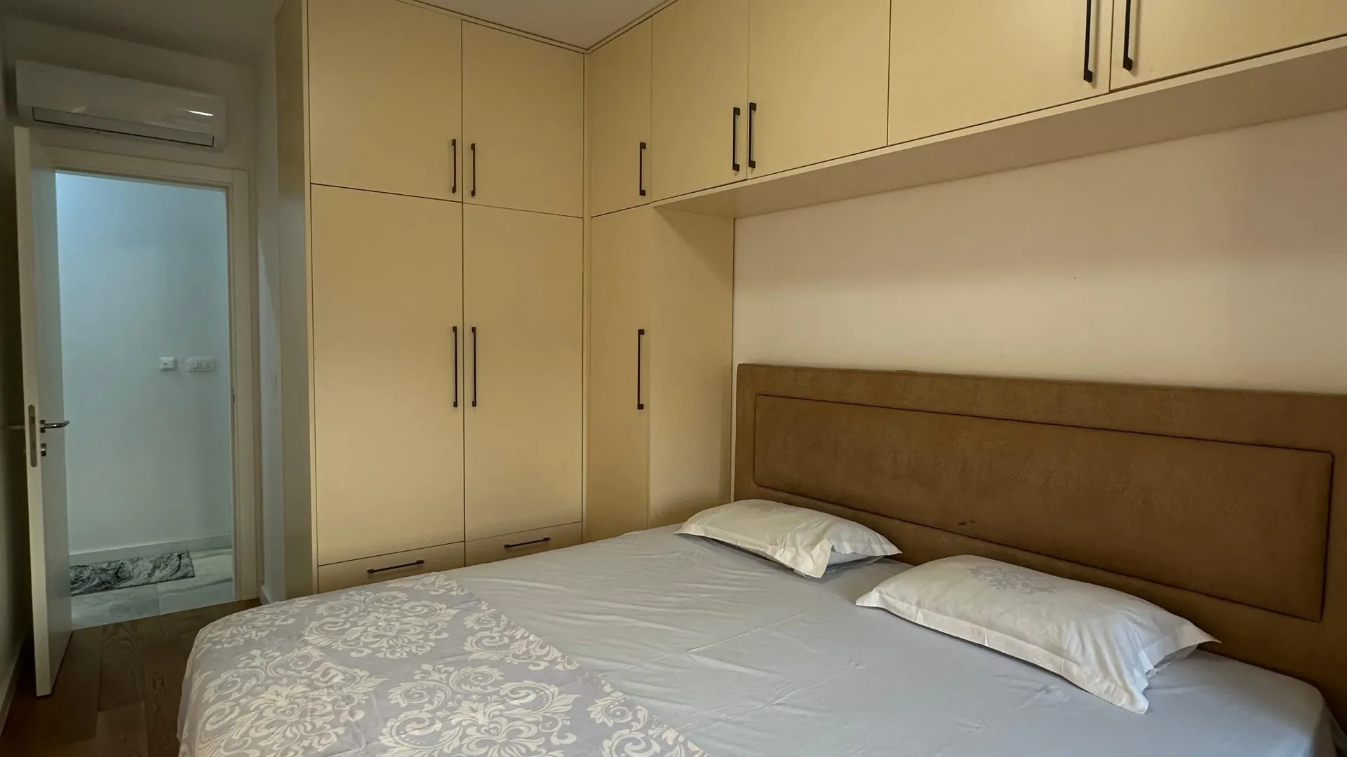 Izdavanje, dvosoban stan, 70m², Kalimanj, Tivat