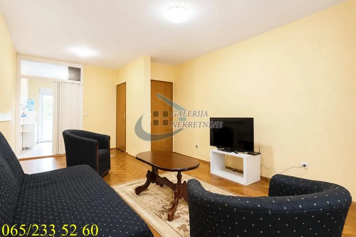 Prodaja, dvosoban stan, 72m², Centar, Inđija