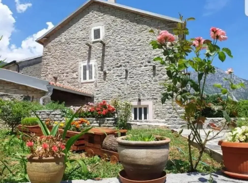 Izdavanje, kuća, 170m², Kostanjica, Kotor