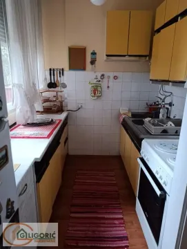 Manja kuhinja sa žutim elementima i belom radnom pločom. - image 11