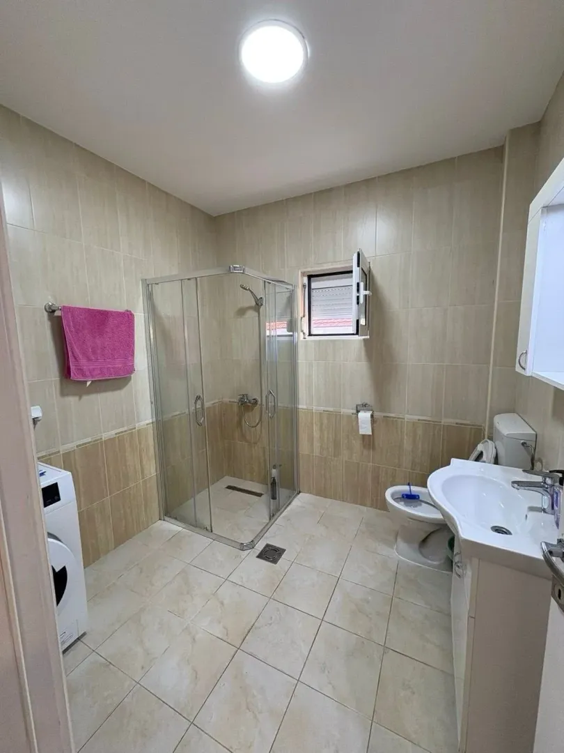Izdavanje, kuća, 350m², Zlatica, Podgorica