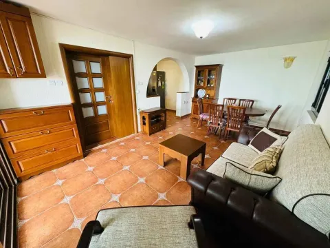 Dnevna soba sa garniturom, trpezarijom i drvenim namještajem. - image 10