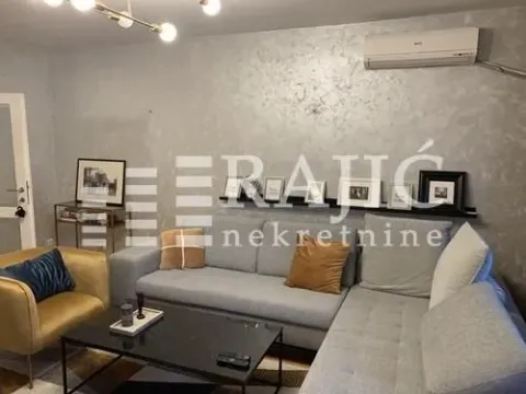Dnevna soba sa ugaonom garniturom, foteljom i stočićem. - image 2