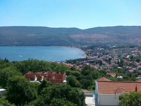 Panoramski pogled na more, zaliv i grad sa uzvišenja. - image 7
