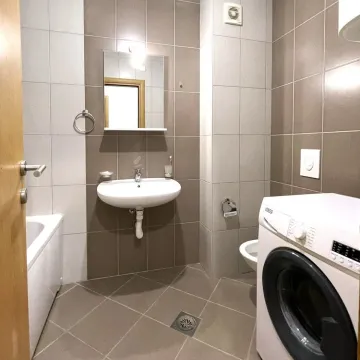 Potpuno opremljeno kupatilo sa umivaonikom, kadom i veš mašinom. - image 10