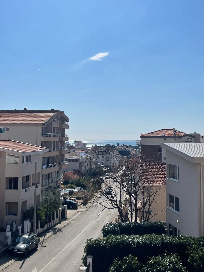 Pogled sa prozora na okolne zgrade i ulicu.