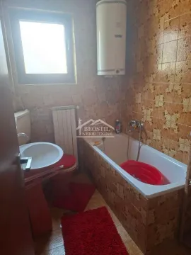 Manje kupatilo obloženo keramičkim pločicama sa kadom, umivaonikom i bojlerom. - image 18