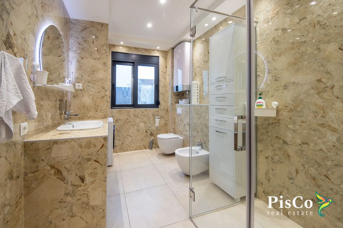 Prodaja, kuća, 270m², Podgorica, Crna Gora