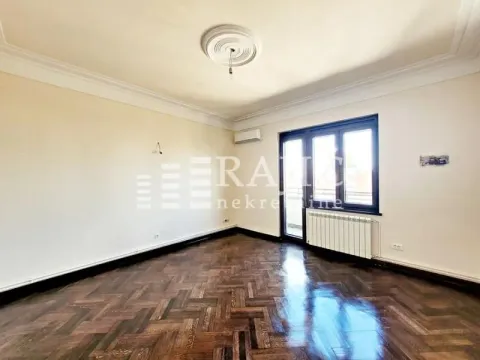 Empty room with parquet flooring and access to the terrace. - image 2
