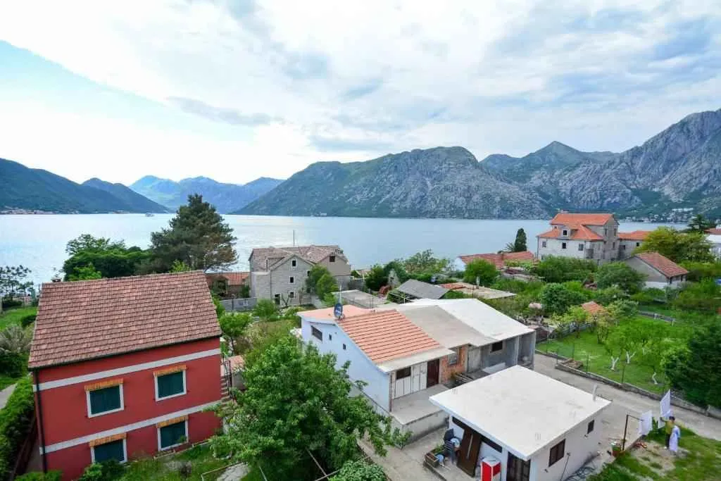 Pogled na zaliv i okolne planine sa imanja.
