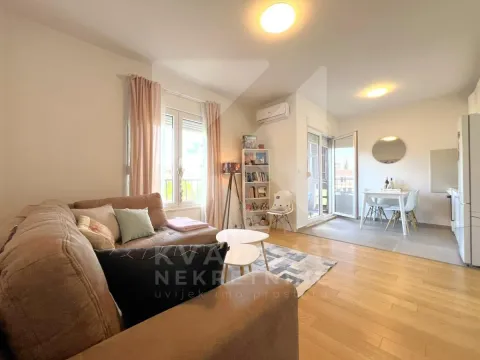 Dnevni boravak sa garniturom, trpezarijom i izlazom na terasu. - image 3