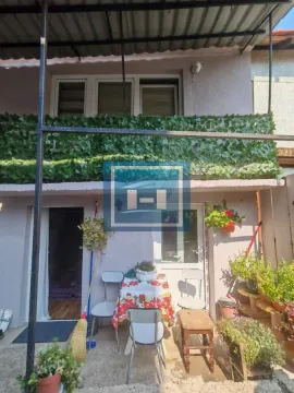 Pogled na dvorište i ulaz u kuću sa stolom i stolicama. - image 4