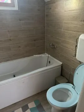 Kupatilo sa kadom i keramičkim pločicama u dezenu drveta. - image 9