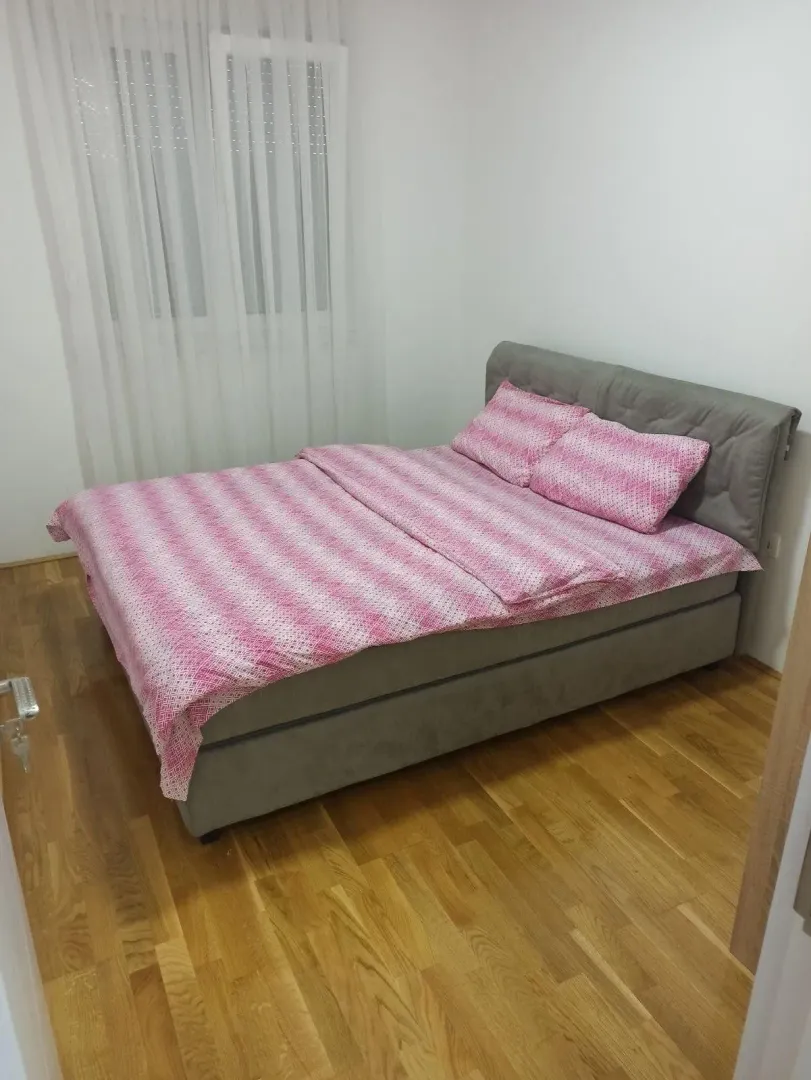 Izdavanje, trosoban stan, 100m², Dalmatinska ulica, Podgorica