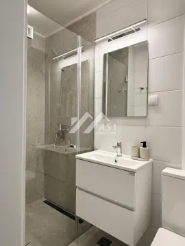 Moderno opremljeno kupatilo sa tuš kabinom i umivaonikom. - image 8