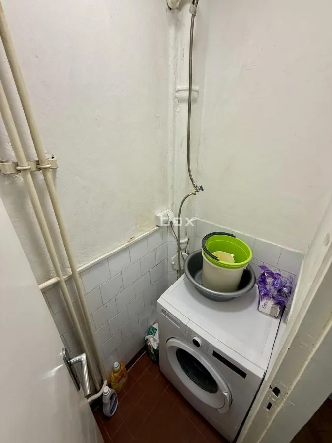 Manje kupatilo sa veš mašinom.