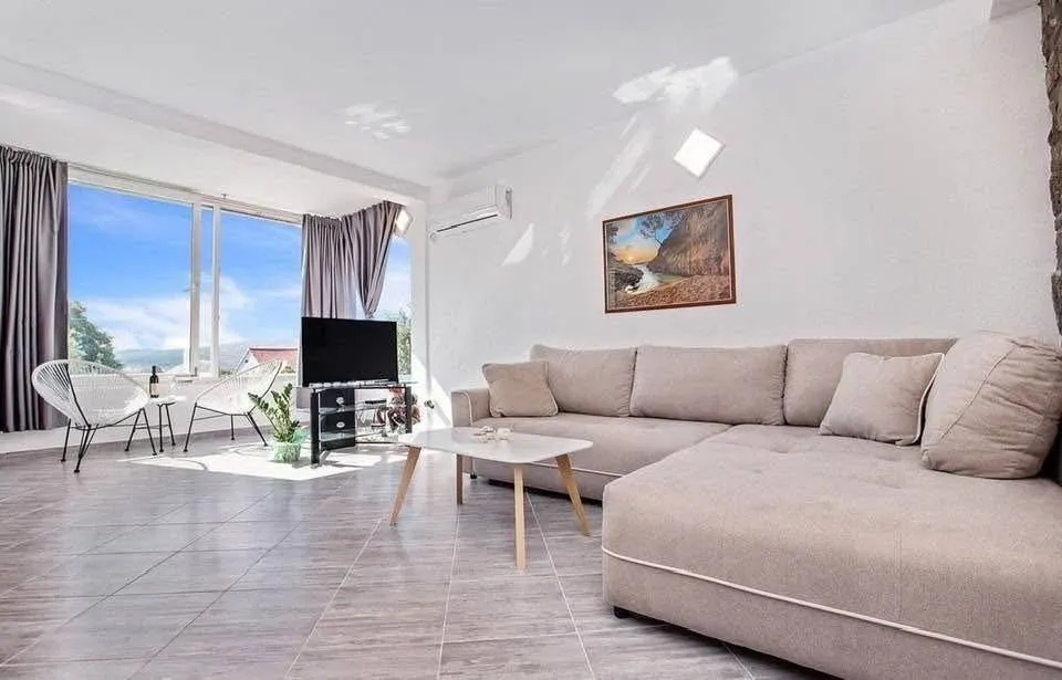 Izdavanje, kuća, 110m², Đuraševići, Tivat