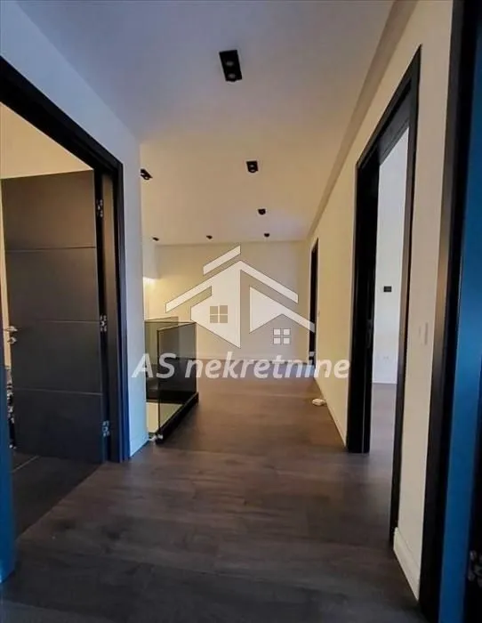 Rent, four bedroom apartment, 200m², Kalenić Pijaca, Vračar Sve Podlokacije