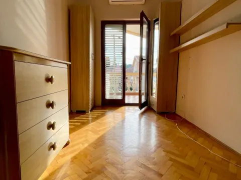 Izdavanje, kuća, 200m², Konik, Podgorica - image 8