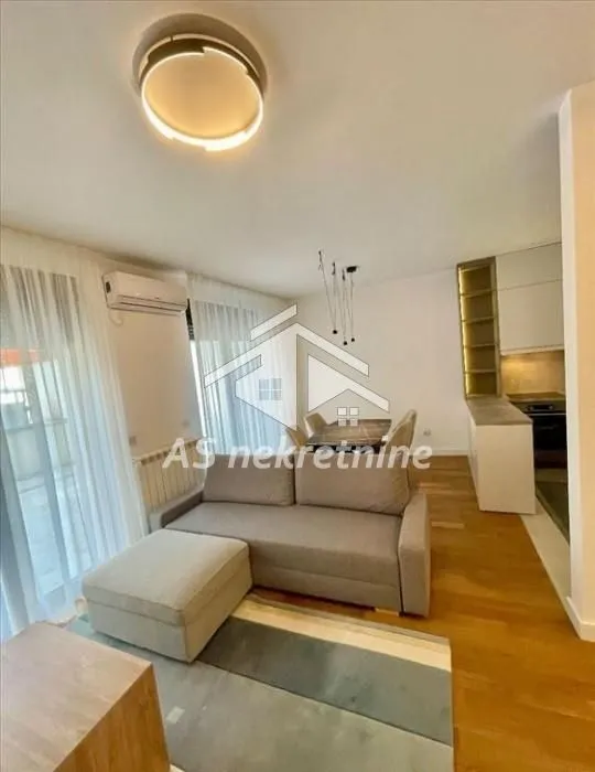 Rent, three bedroom apartment, 60m², Vračar Sve Podlokacije, Beograd