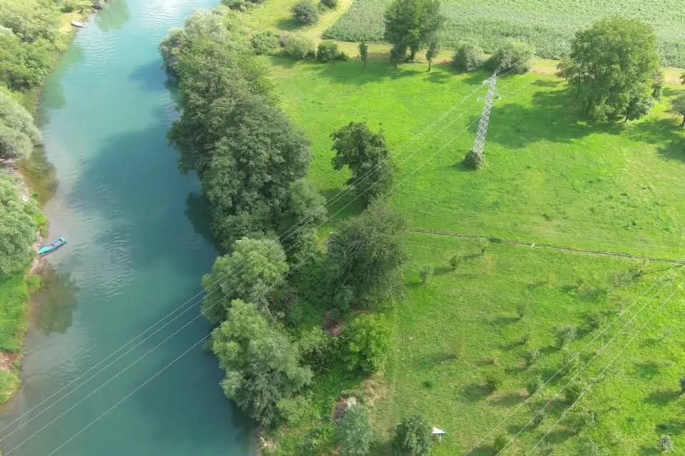 Pogled iz vazduha na zemljište pored rijeke.