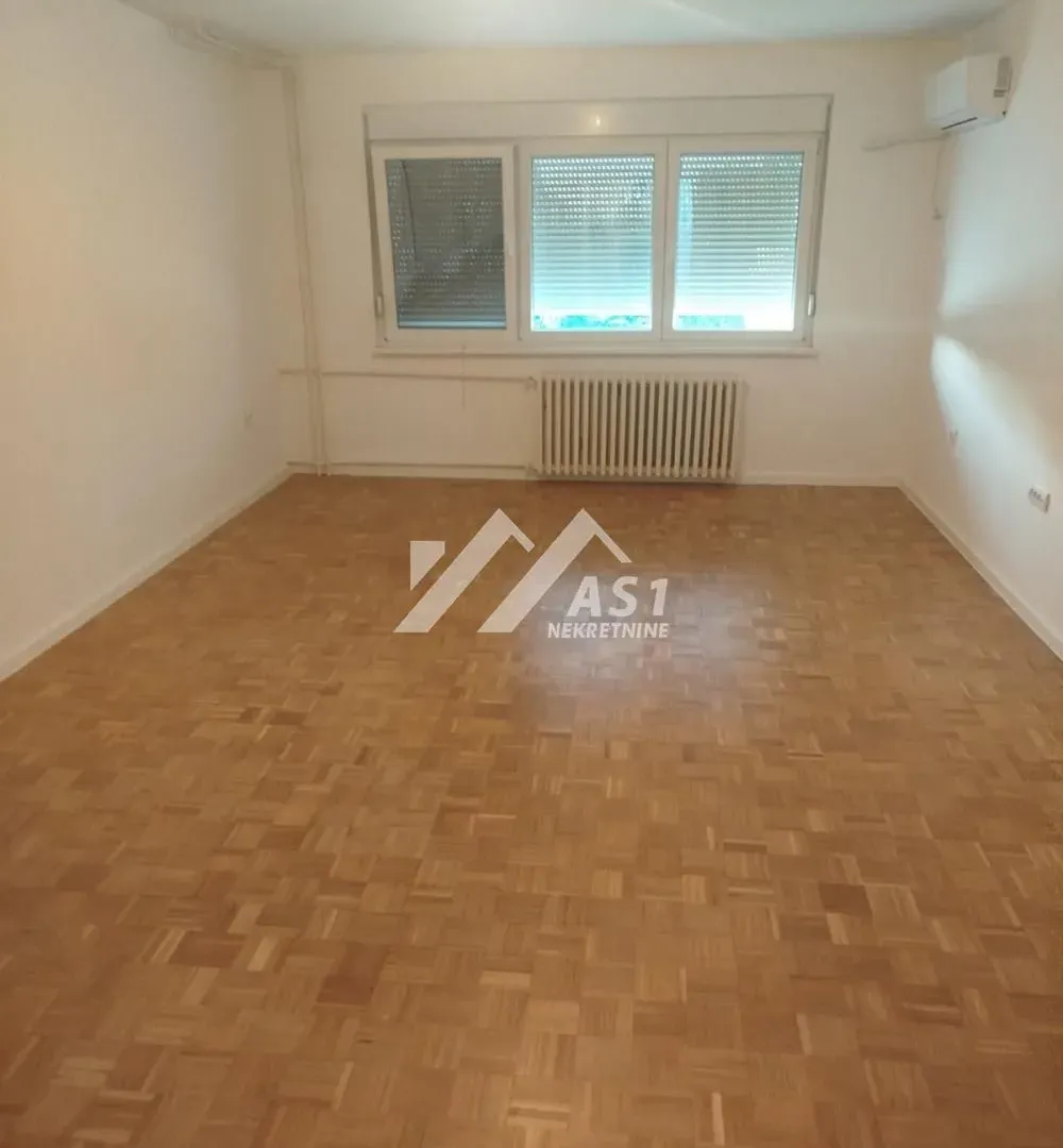 Daily-rent, three bedroom apartment, 92m², Banatić, Novi Sad Sve Podlokacije