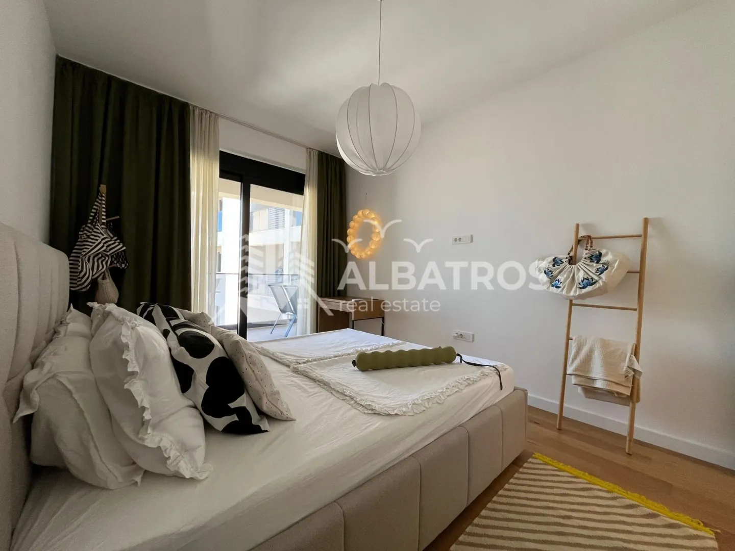 Izdavanje, jednosoban stan, 63m², Centar, Bar