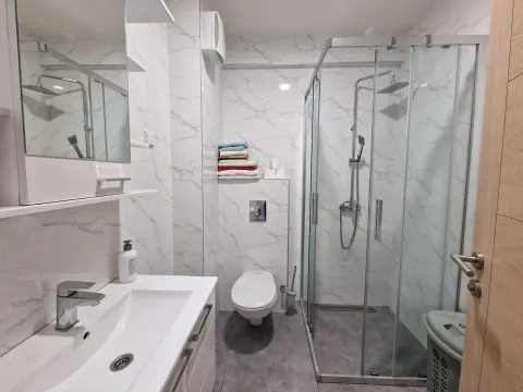Izdavanje, jednosoban stan, 43m², Bečići, Budva - image 24