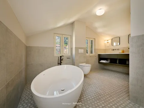 Rent, house, 200m², Dobrota, Kotor - image 34