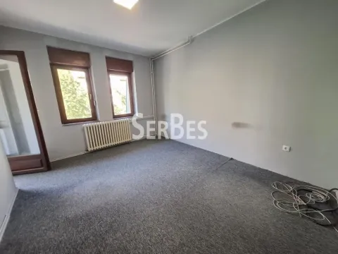 Prazna soba sa sivim zidovima, tepihom i dva prozora. - image 13