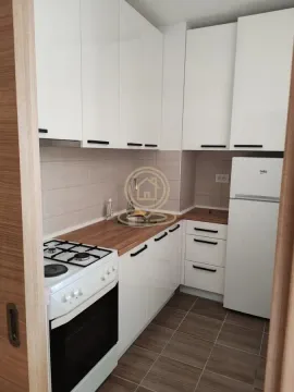 Manja kuhinja sa belim elementima i belom tehnikom. - image 11