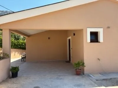 Izdavanje, kuća, 100m², Pelinovo, Kotor