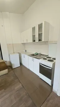 Manja bijela kuhinja sa štednjakom i frižiderom. - image 4