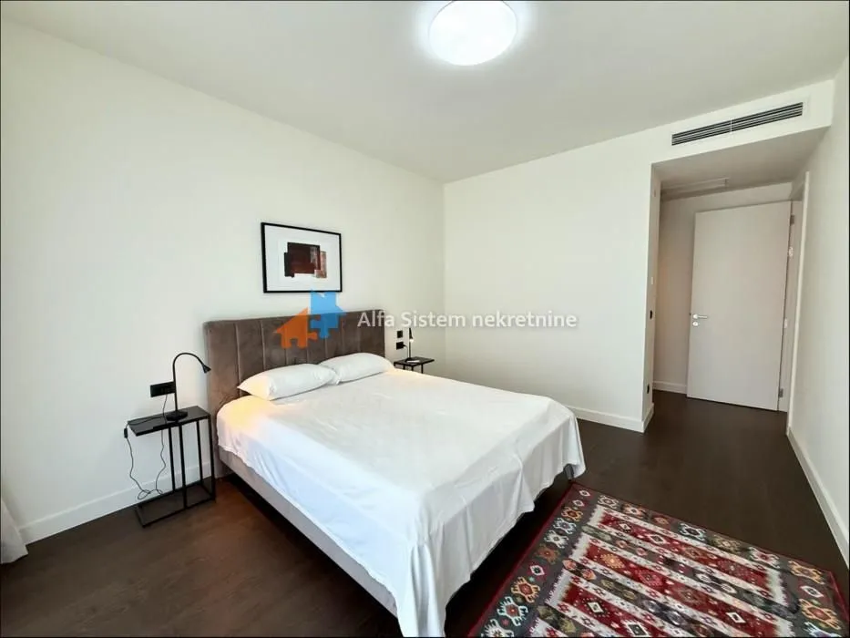 Izdavanje, četvorosoban stan, 110m², Savski Venac, Beograd
