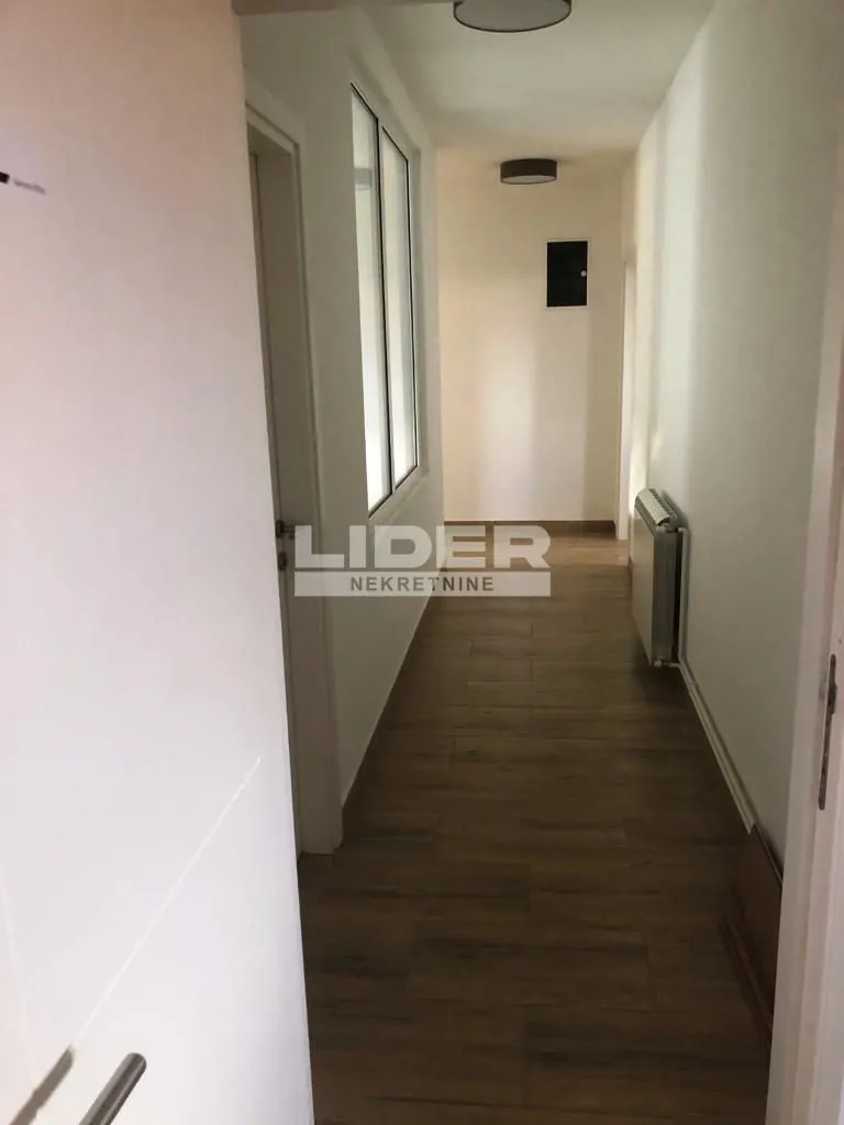 Rent, office space, 325m², Surčin, Beograd