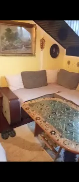 Dnevni boravak sa ugaonom garniturom i stočićem. - image 4
