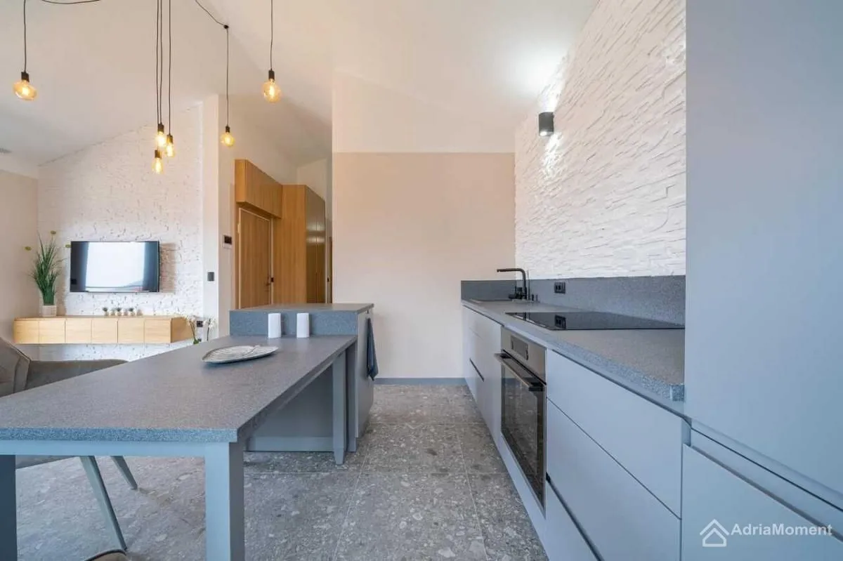 Prodaja, dvosoban stan, 78m², Kalimanj, Tivat